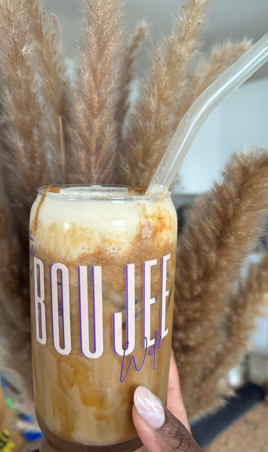 Vaso Boujee con tapa de bambú y pajita de vidrio.