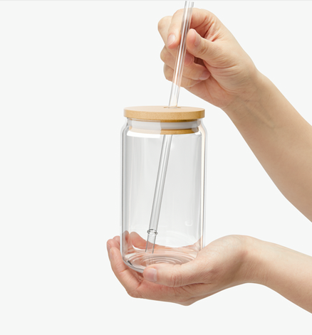 Lata de vidrio en forma de lata con tapa de madera y pajita